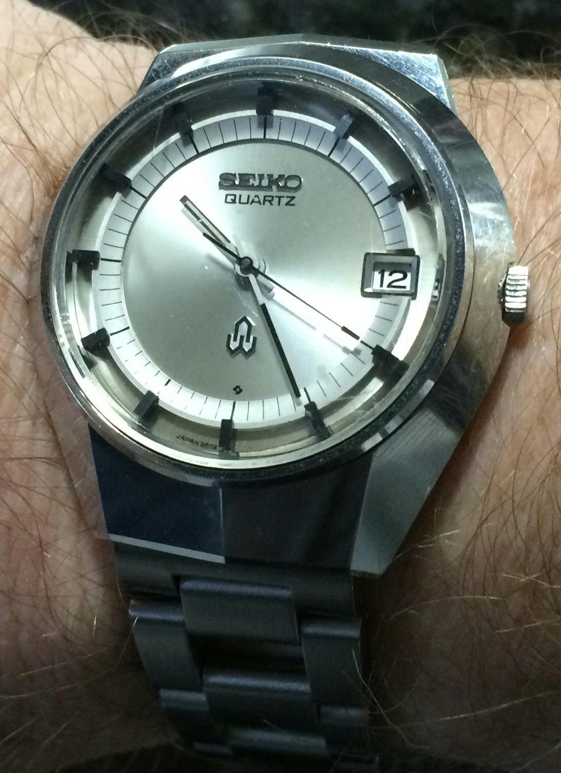 Weird asymmetric Seiko QT 3802-7000 | WatchCrunch Weird asymmetric Seiko QT 3802-7000 | WatchCrunch